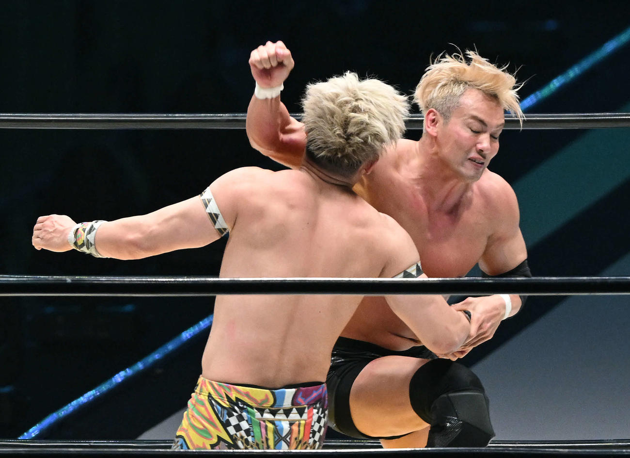 オカダ（右）は清宮にレインメーカーを見舞う（撮影・滝沢徹郎）