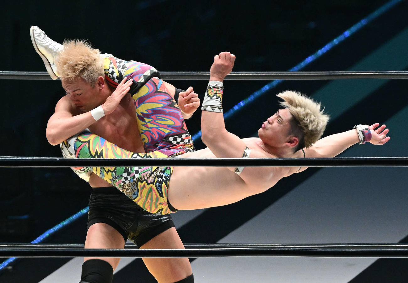 清宮（右）はオカダにシャイニングウィザードを見舞う（撮影・滝沢徹郎）