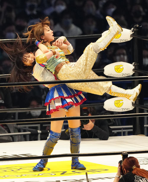 坂崎ユカ（右）を攻める荒井優希（撮影・江口和貴）