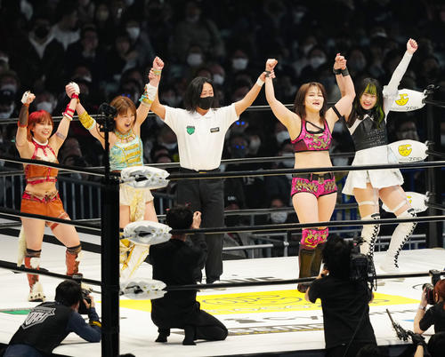 勝利した坂崎ユカ（左から2人目）、山下実優、中島翔子、辰巳リカ組（撮影・江口和貴）