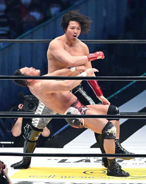 6人タッグでジェイク・リー（後方）は杉浦を攻める（撮影・滝沢徹郎）