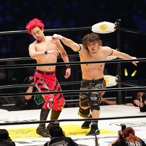 岡谷英樹（左）にパンチを放つMAO（撮影・江口和貴）