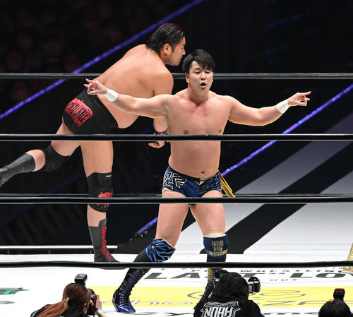 6人タッグで青柳は武藤のプロレスLOVEポーズをまねる（撮影・滝沢徹郎）