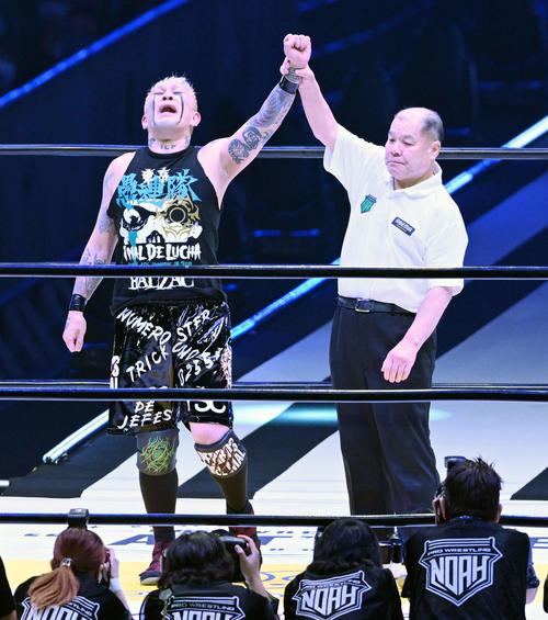 試合後、NOSAWA論外は和田レフェリーから腕を上げられる（撮影・滝沢徹郎）