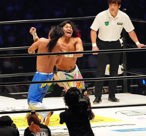 AMAKUSA（左）にラリアットを決める高橋ヒロム（撮影・江口和貴）
