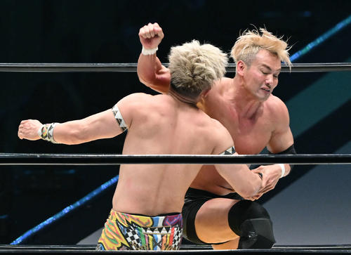 オカダ（右）は清宮にレインメーカーを見舞う（撮影・滝沢徹郎）