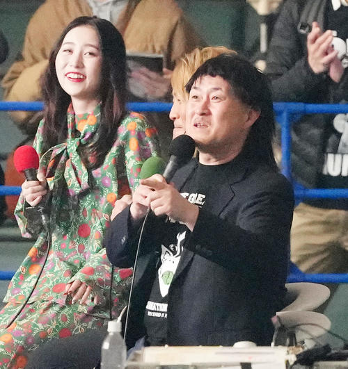 武藤敬司引退興行前、馳氏に扮（ふん）した神奈月（右）が登場（撮影・江口和貴）