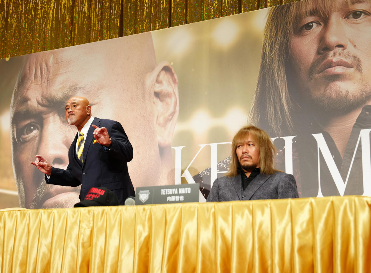 引退試合の前日会見でプロレスLOVEポーズを見せる武藤。右は対戦相手の内藤（撮影・江口和貴）