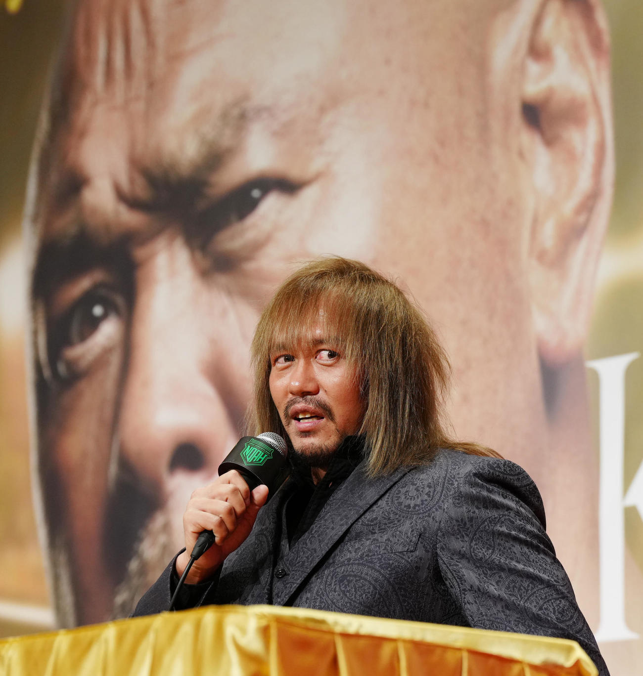 前日会見で不気味な表情を見せる内藤（撮影・江口和貴）