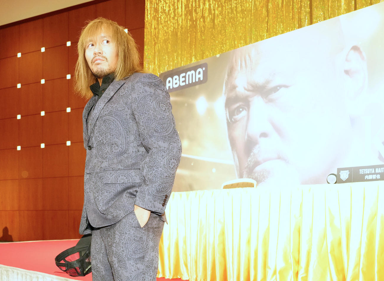 引退試合の前日会見を終え、引き揚げる武藤の背中を見つめる対戦相手の内藤（撮影・江口和貴）