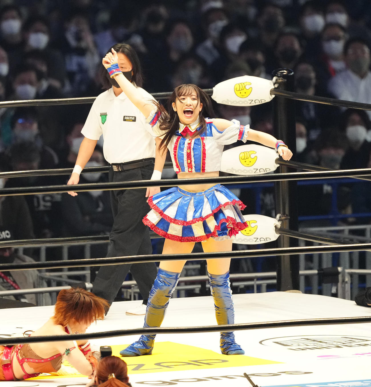 会場を盛り上げる荒井優希（撮影・江口和貴）
