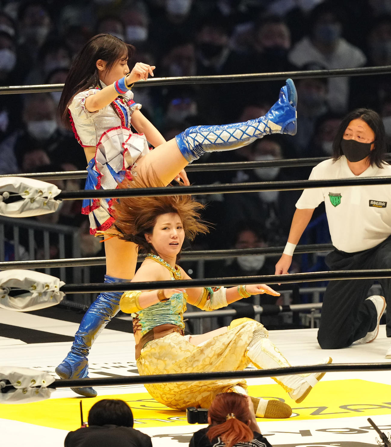 坂崎ユカ（下）にかかと落としをかわされる荒井優希（撮影・江口和貴）