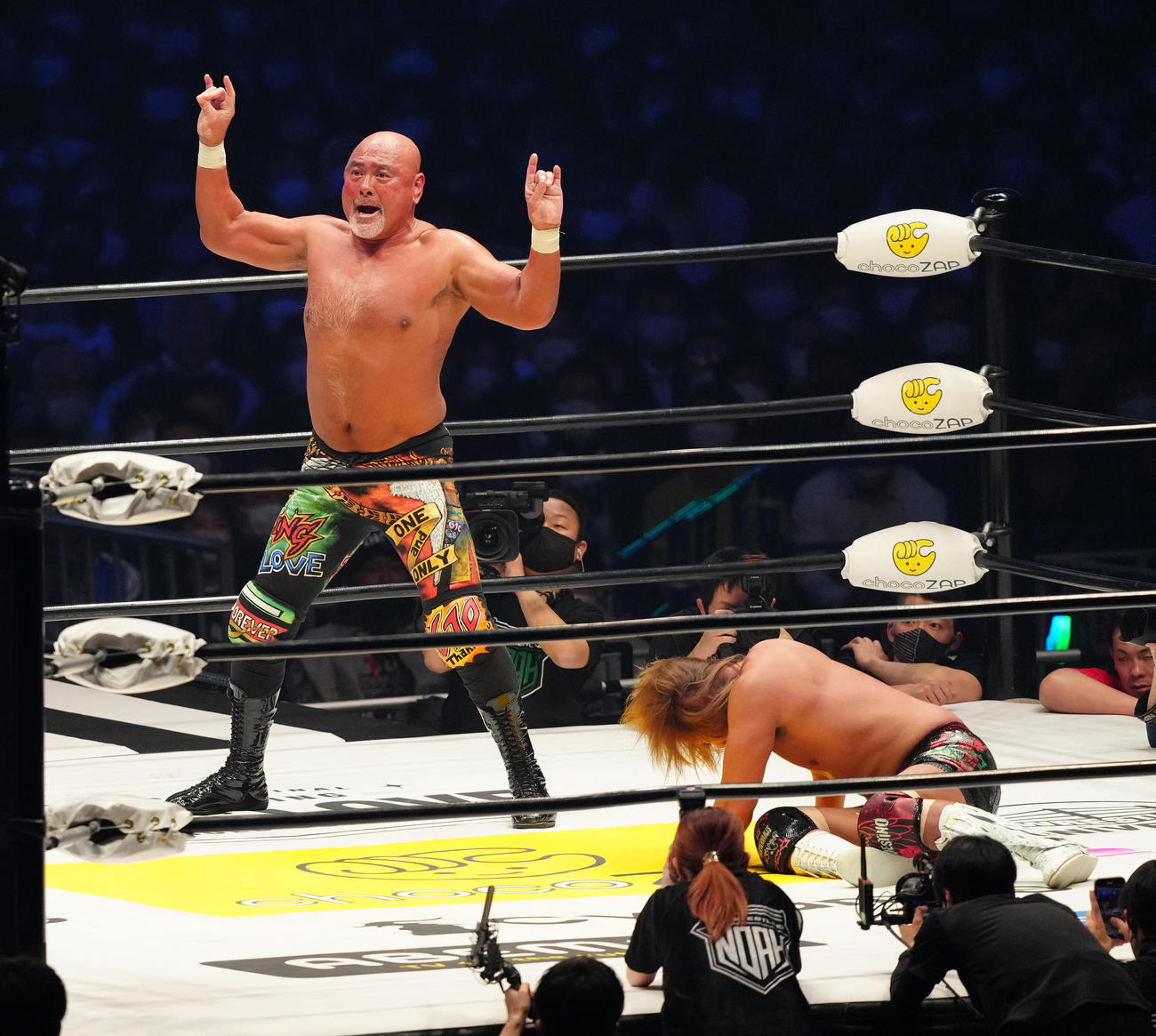 プロレスLOVEポーズを見せる武藤（撮影・江口和貴）
