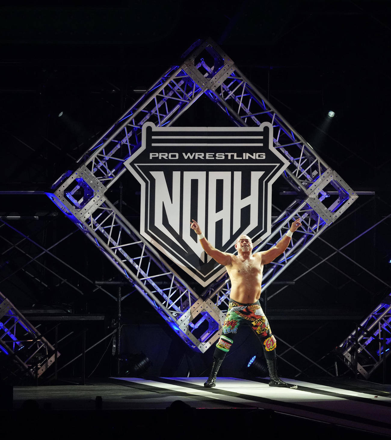 引退試合を終え、プロレスLOVEポーズで引き揚げる武藤（撮影・江口和貴）