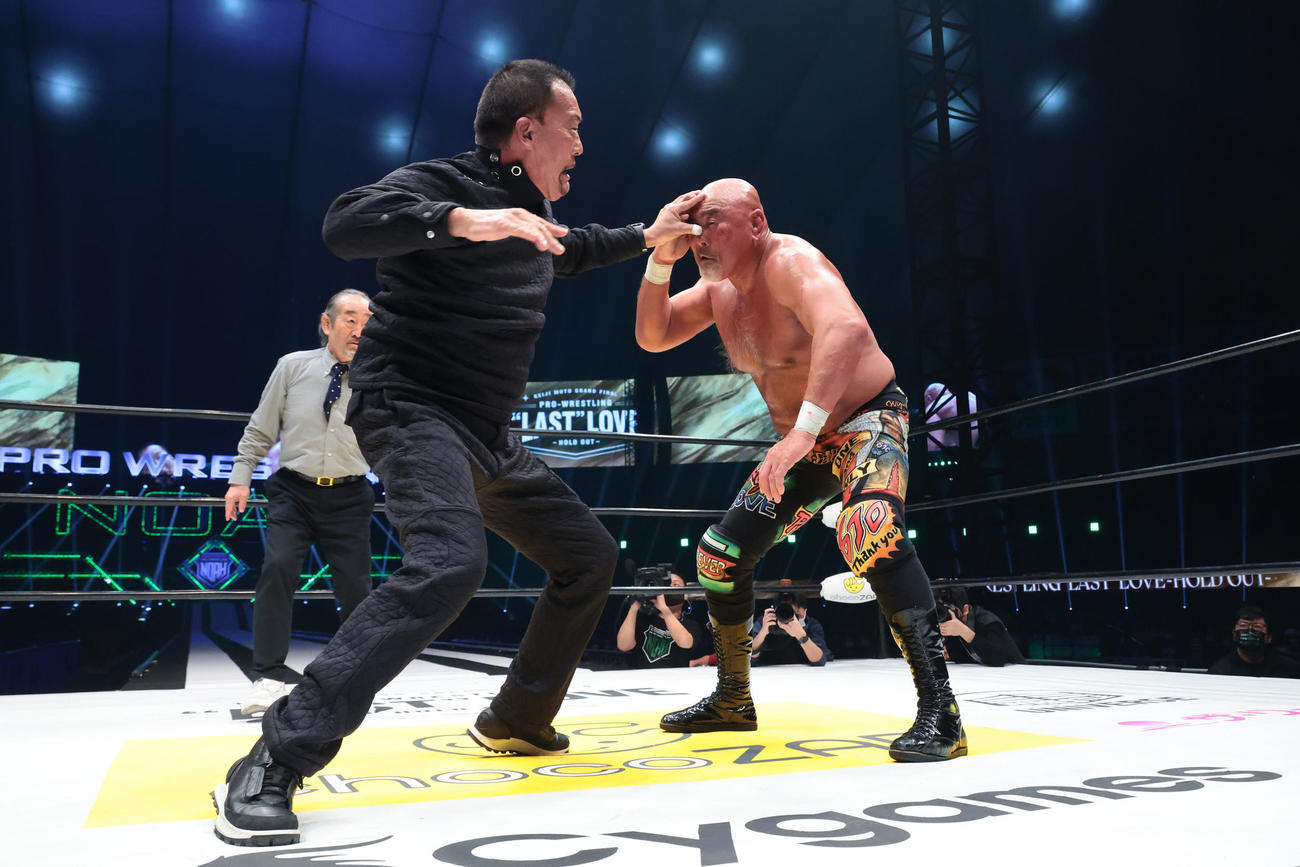 急きょ対戦する武藤（右）と蝶野（プロレスリング・ノア提供）