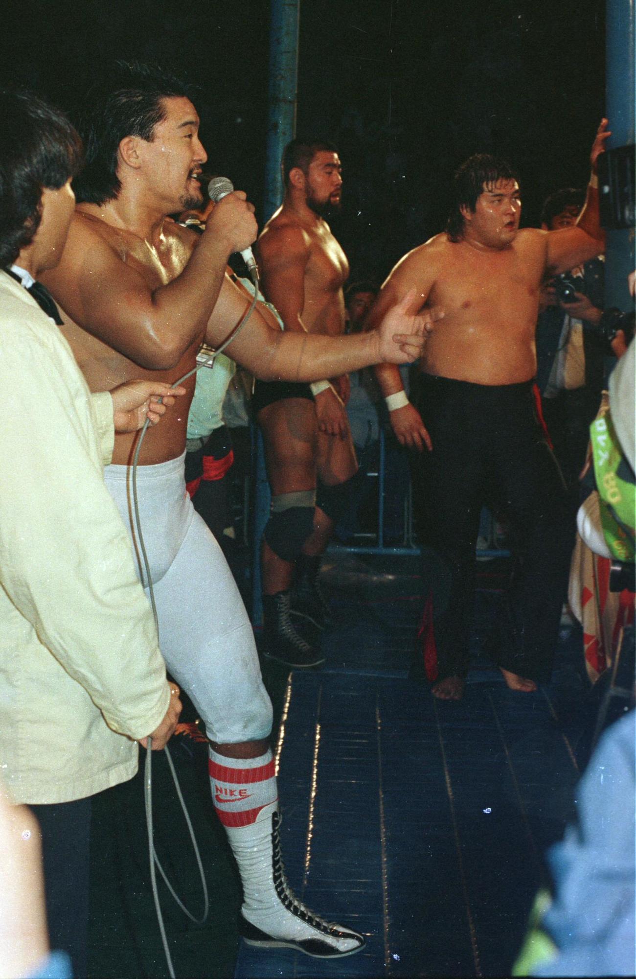 1988年7月､新日本プロレス同期の3人で結成された闘魂三銃士。左から蝶野正洋、武藤敬司、橋本真也