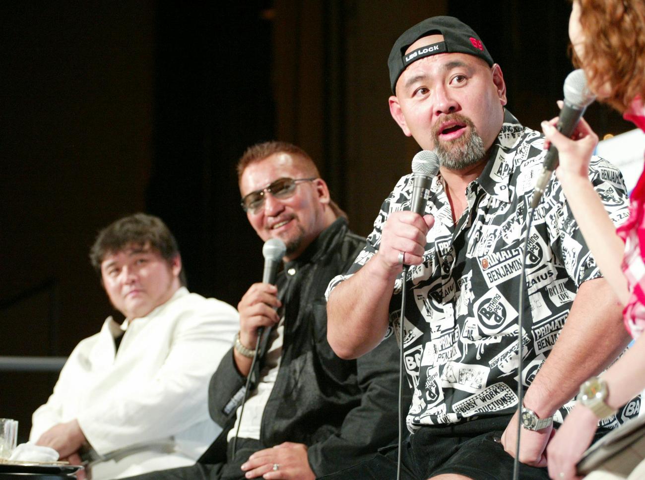 2003年8月、闘魂三銃士トークショーで盛り上がる、左から橋本真也、蝶野正洋、武藤敬司