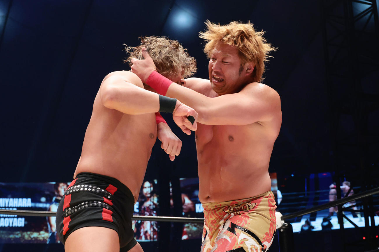 中嶋（左）を攻める宮原（プロレスリング・ノア提供）
