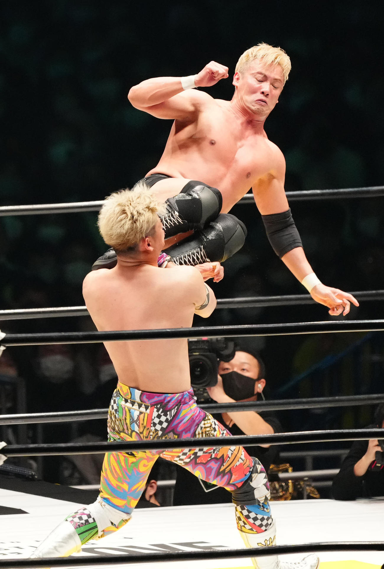 清宮（手前）にドロップキックを決めるオカダ（撮影・江口和貴）