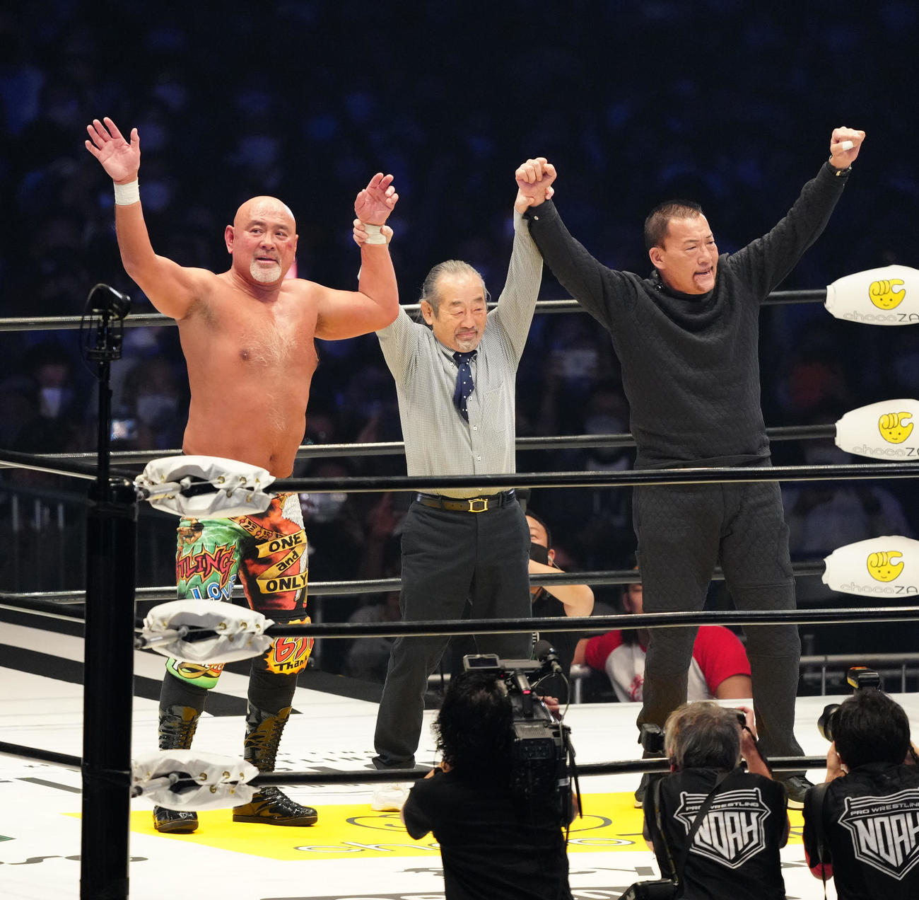 蝶野正洋（右）と対戦した武藤敬司（左）。中央レフリーを務めたタイガー服部氏（撮影・江口和貴）