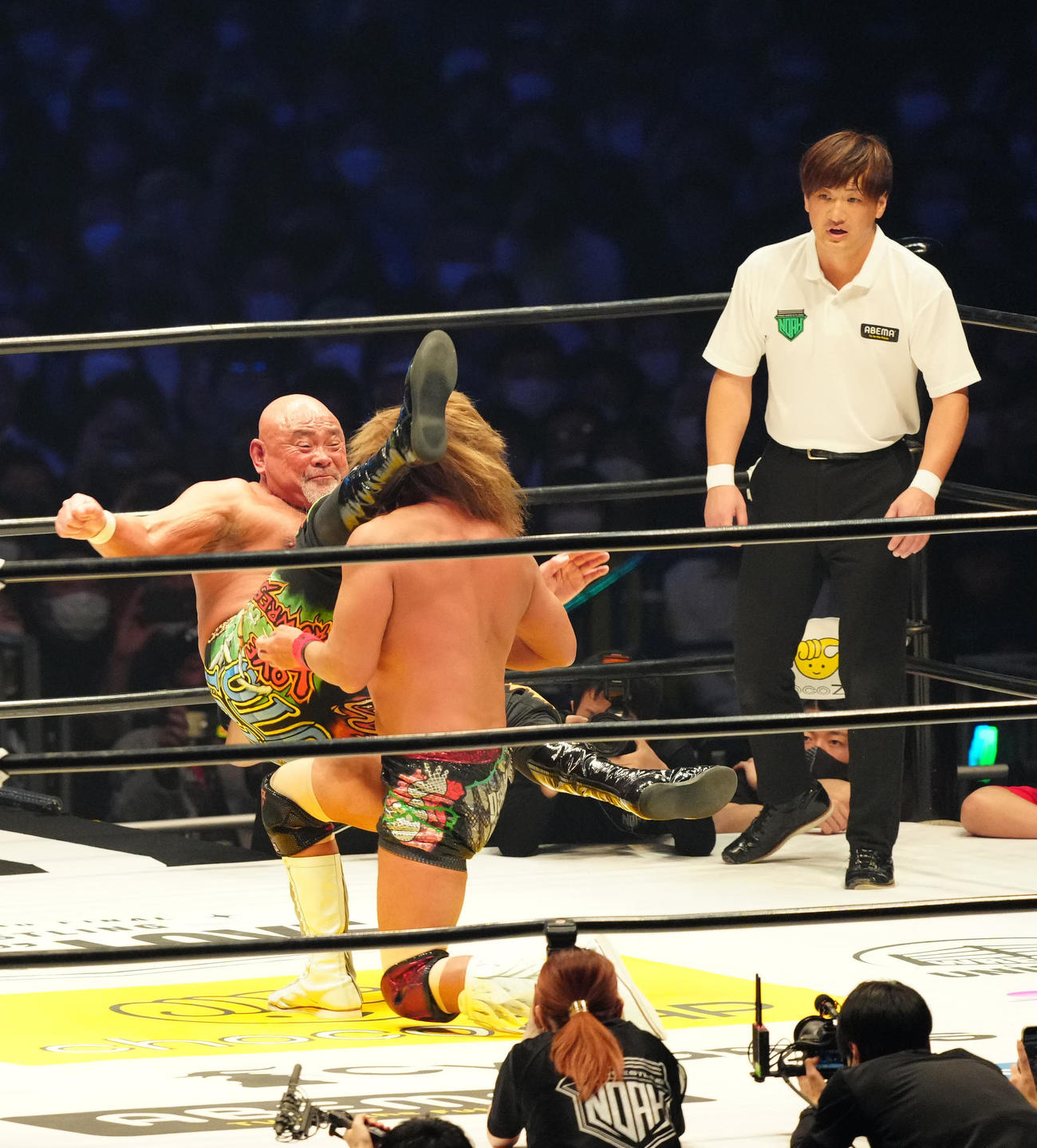 内藤にシャイニング・ウィザードを決める武藤（撮影・江口和貴）