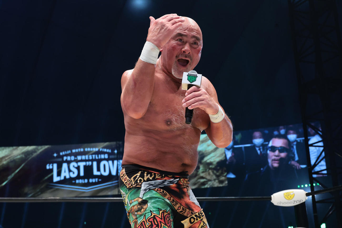 内藤との引退試合後、解説席の蝶野を呼び出す武藤（プロレスリング・ノア提供）