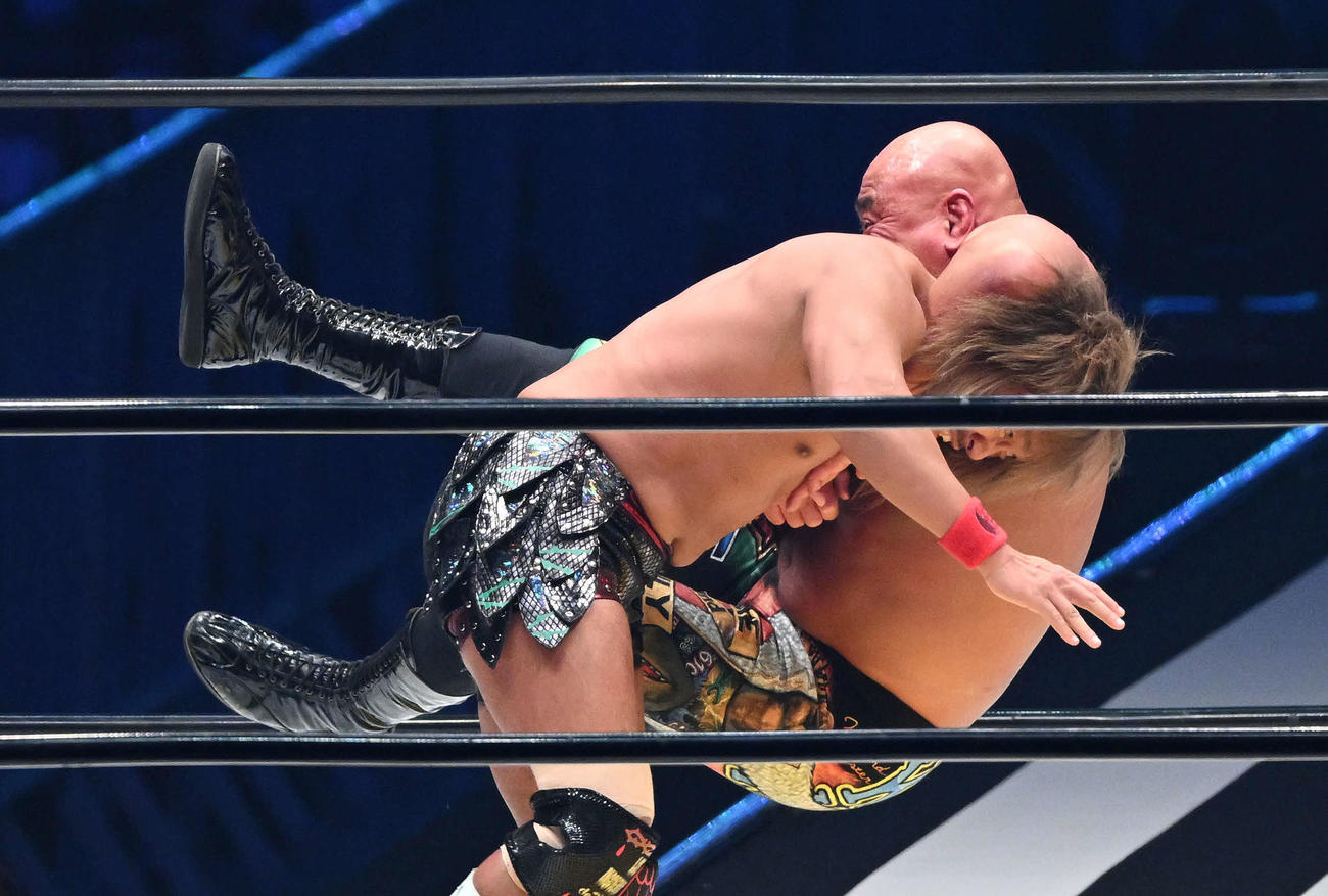 武藤（右）は内藤にDDTを決める（撮影・滝沢徹郎）
