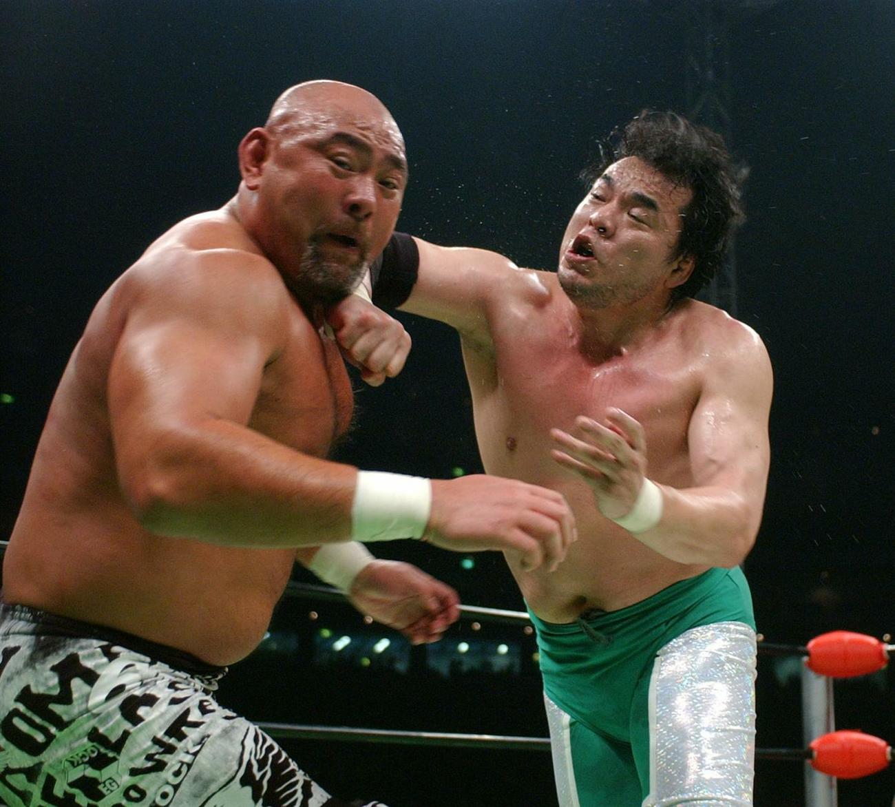04年7月10日、三沢光晴さん(右)と対戦した武藤敬司