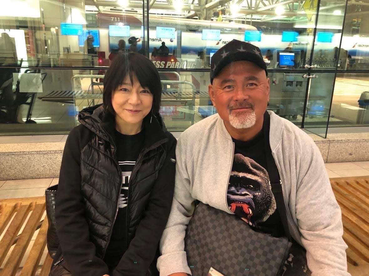 武藤敬司（右）と写真に納まる妻久恵さん