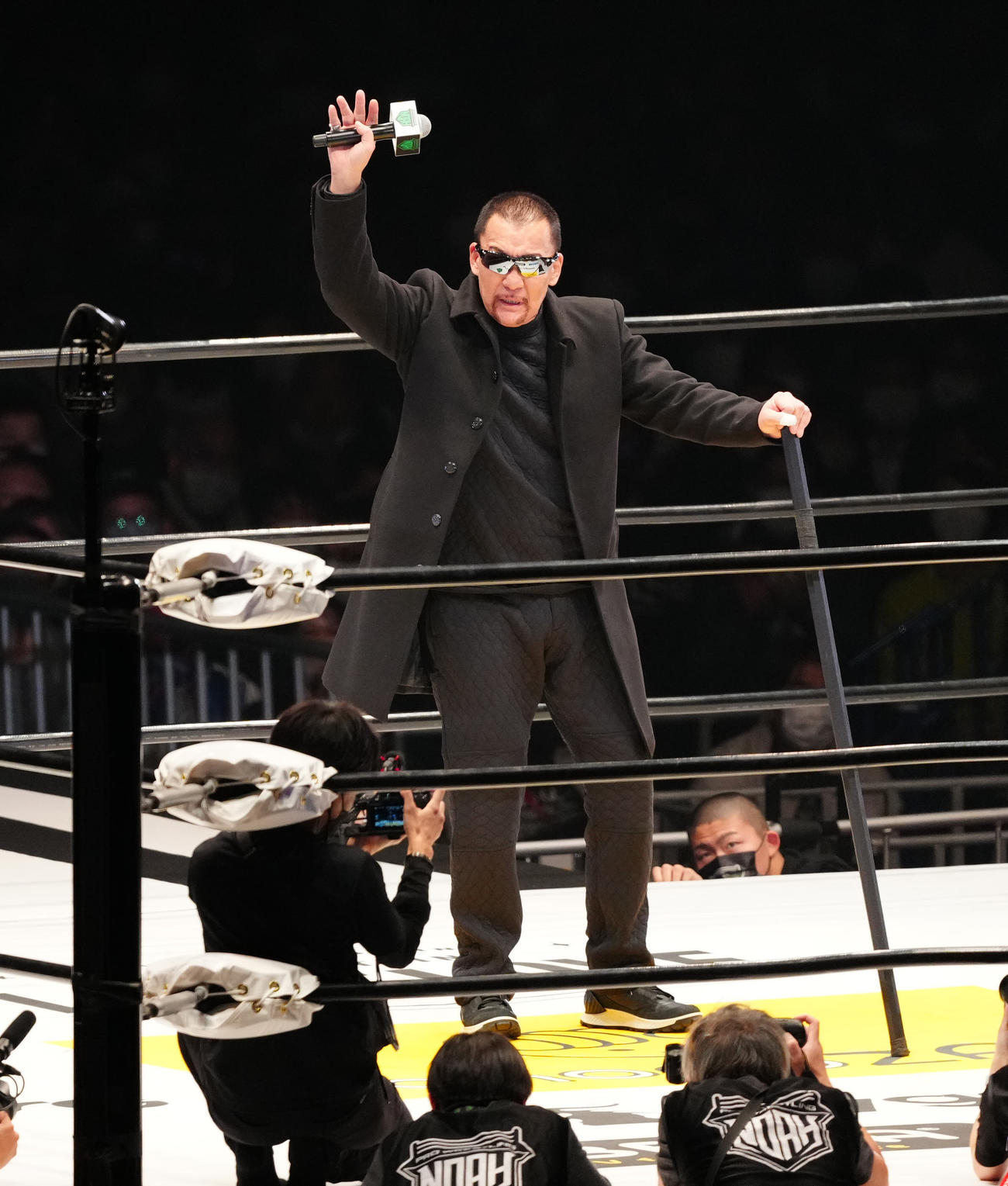 武藤敬司対内藤哲也　試合前に入場し、あいさつする蝶野正洋（撮影・江口和貴）