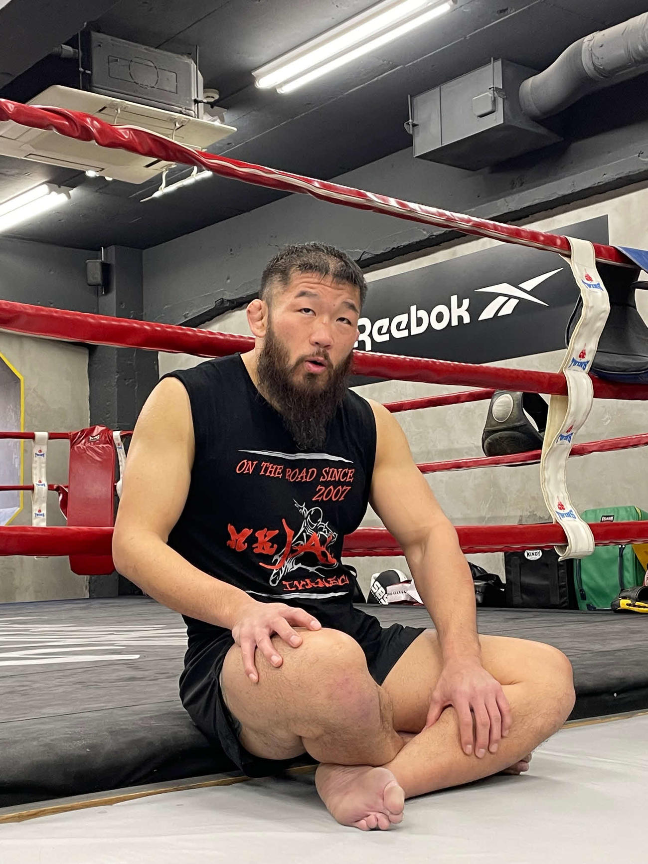 公開練習後に、報道陣の囲み取材に対応する08年北京五輪柔道男子100キロ超級金メダリストの総合格闘家・石井（左）