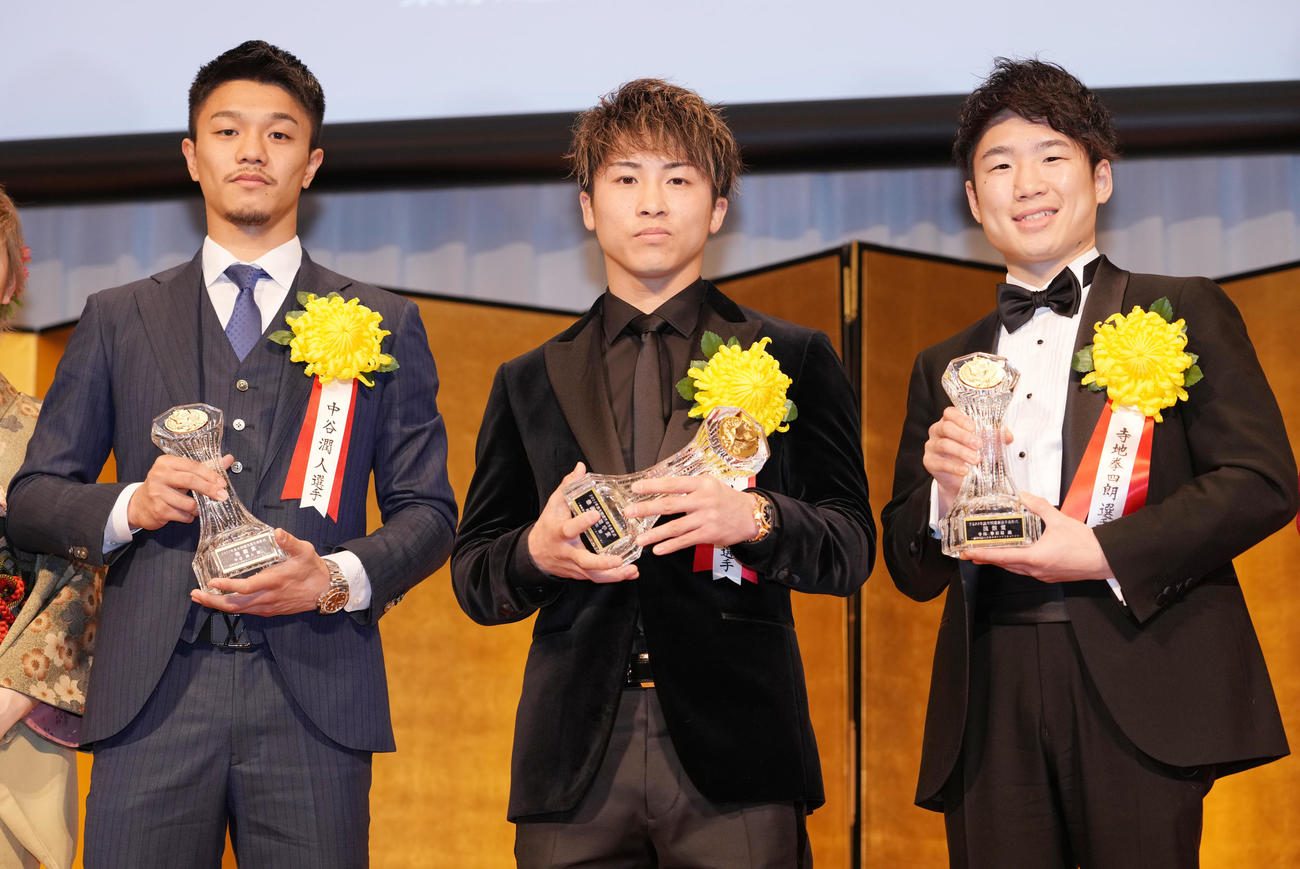 記念撮影に臨む、左から殊勲賞の中谷、年間最優秀選手賞の井上尚、技能賞の寺地（撮影・鈴木みどり）