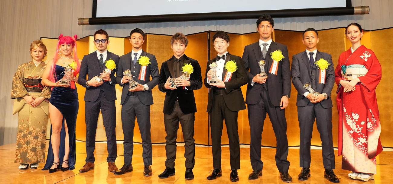 記念撮影に納まる選手達。左から2人目から女子最優秀選手賞の昼田、努力敢闘賞の阿部、殊勲賞の中谷、最優秀選手賞の井上尚、技能賞の寺地、年間最高試合賞の村田、新鋭賞の武居（撮影・鈴木みどり）