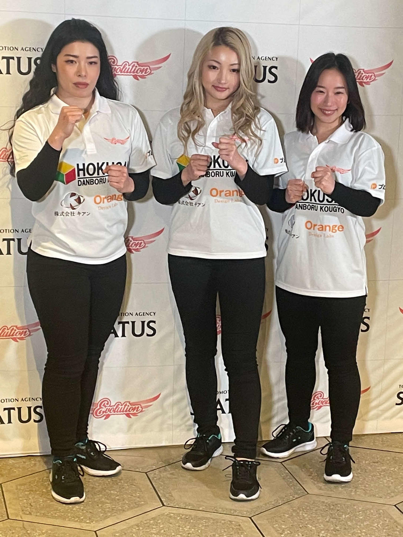 全日本プロレス石川修司、諏訪魔プロデュースの女子プロレス団体・Evolutionの旗揚げ決定の記者会見に出席し、旗揚げ興業に出場することが決まった左からZONES、Chi Chi、SUNNY