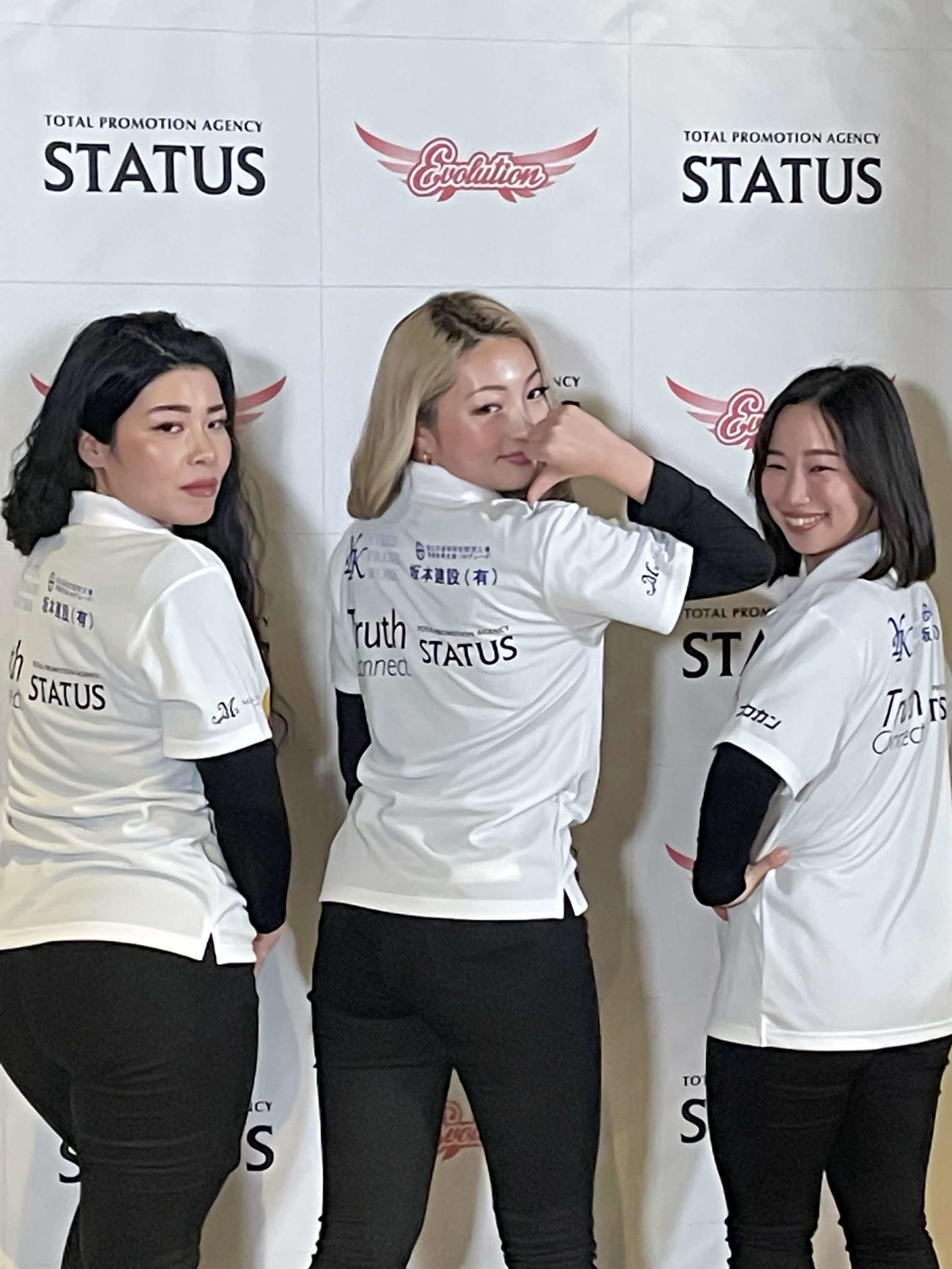 全日本プロレス石川修司、諏訪魔プロデュースの女子プロレス団体・Evolutionの旗揚げ決定の記者会見に出席し、旗揚げ興業に出場することが決まった左からZONES、Chi Chi、SUNNY