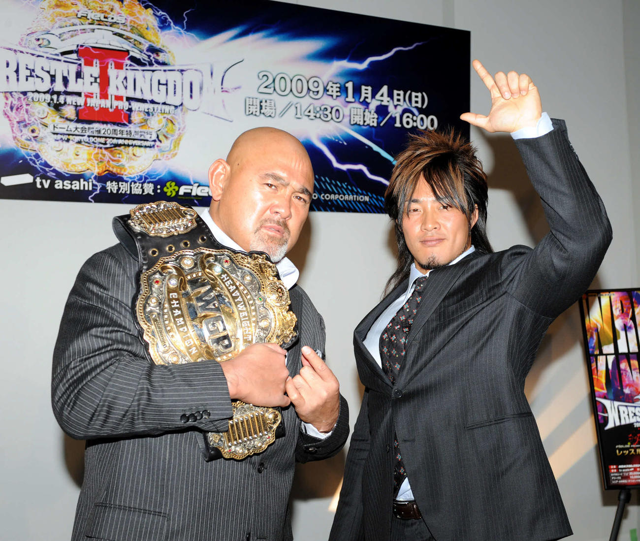 2008年11月、IWGPヘビー級選手権試合対戦カード発表会見で武藤敬司（左）と棚橋弘至はそろってポーズ