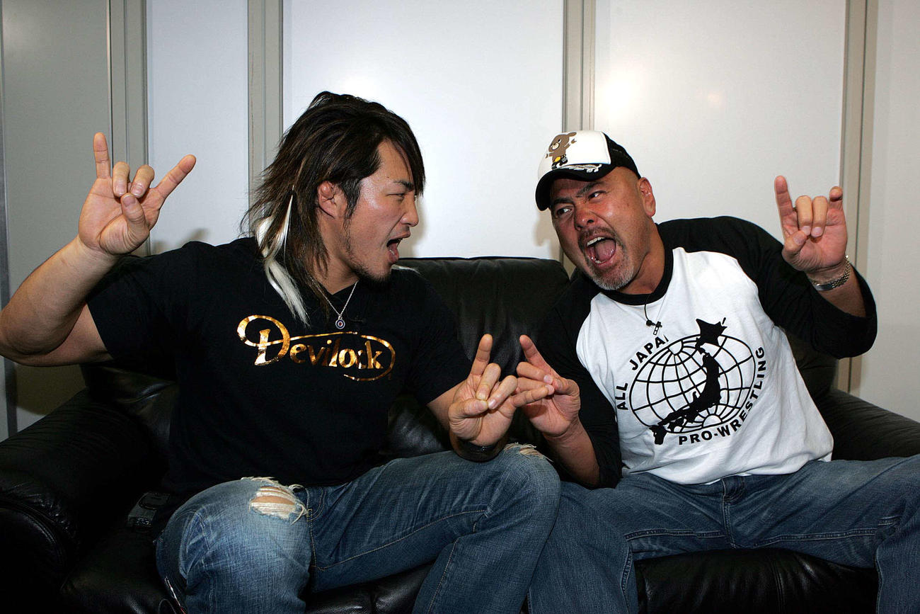 2008年1月、そろってプロレスLOVEポーズの武藤敬司（右）と棚橋弘至