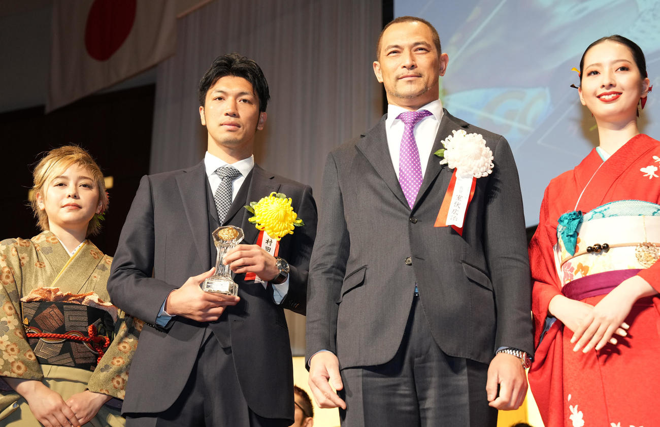 年間最高試合賞を受賞した村田（左から2人目）はスポーツ庁室伏広治長官（同3人目）と記念撮影（撮影・鈴木みどり）
