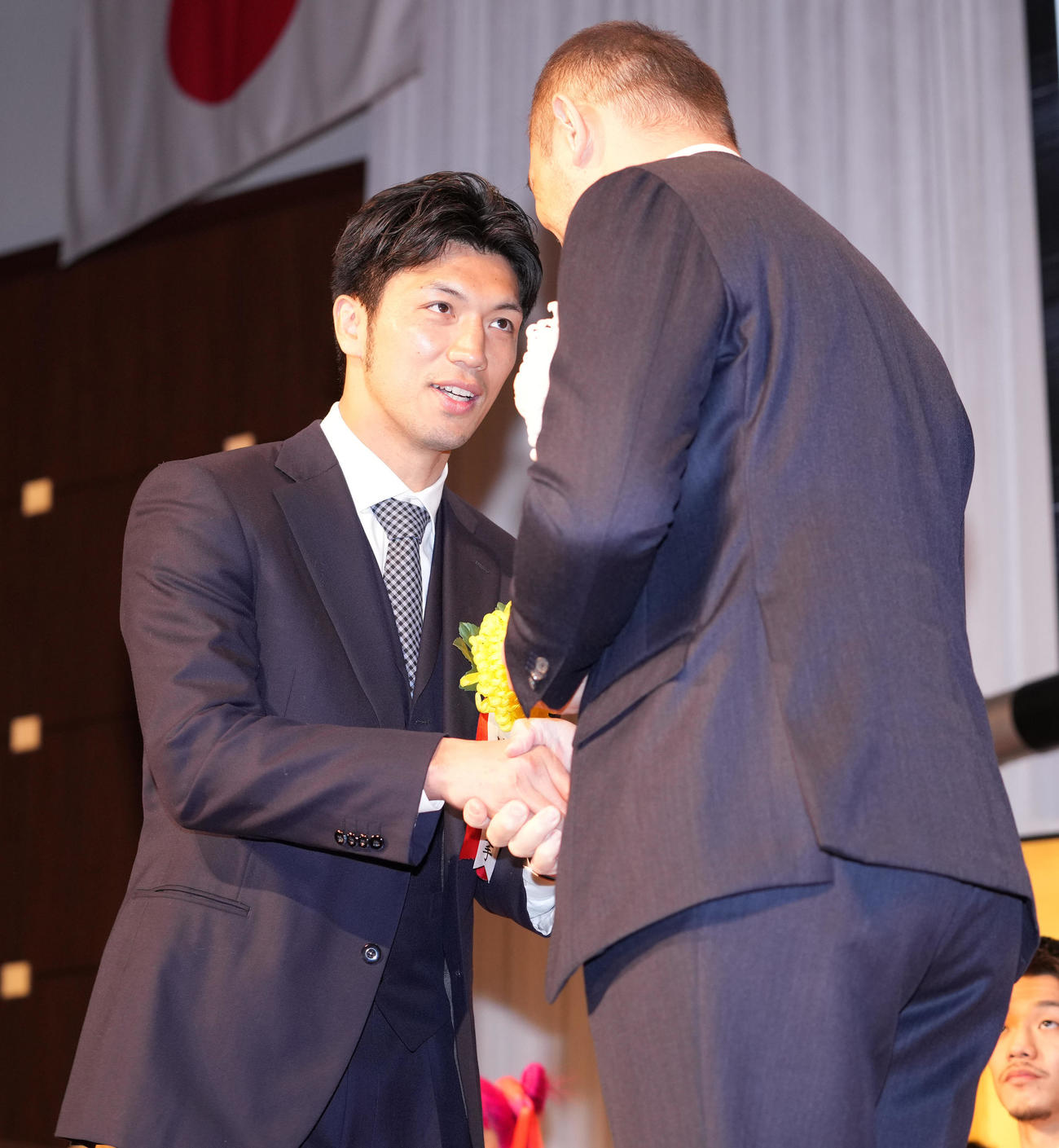 年間最高試合賞を受賞した村田（左）はスポーツ庁室伏広治長官からトロフィーを受け取り笑顔（撮影・鈴木みどり）
