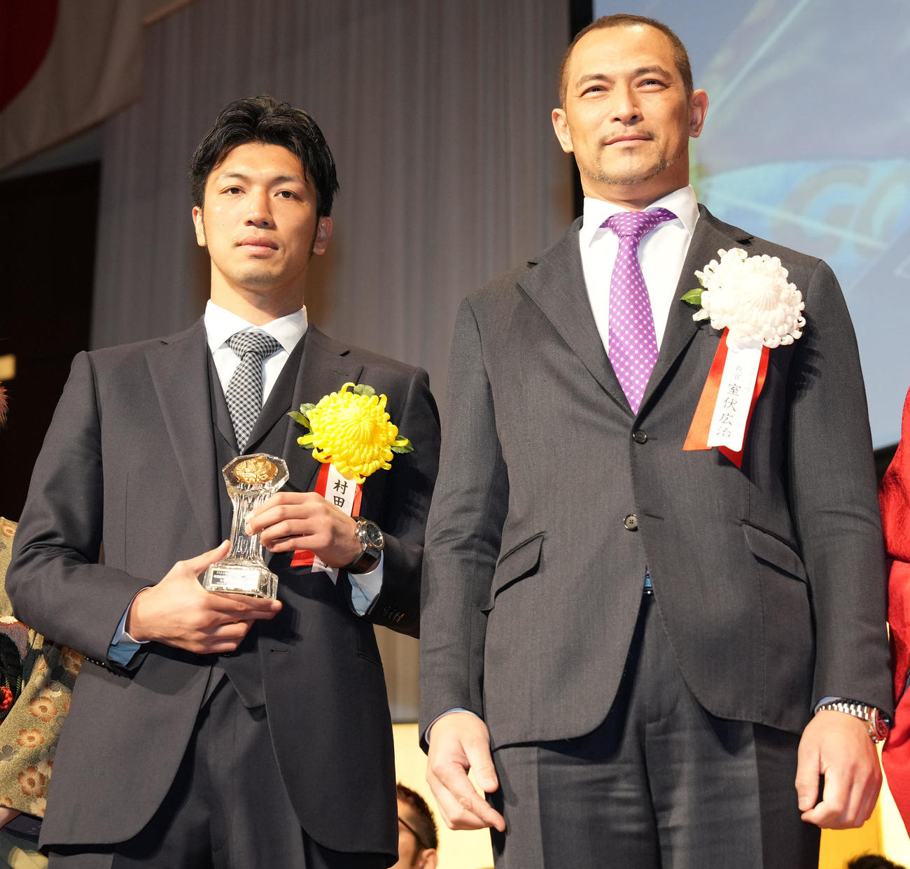 年間最高試合賞を受賞した村田（左）はスポーツ庁室伏広治長官と記念撮影（撮影・鈴木みどり）