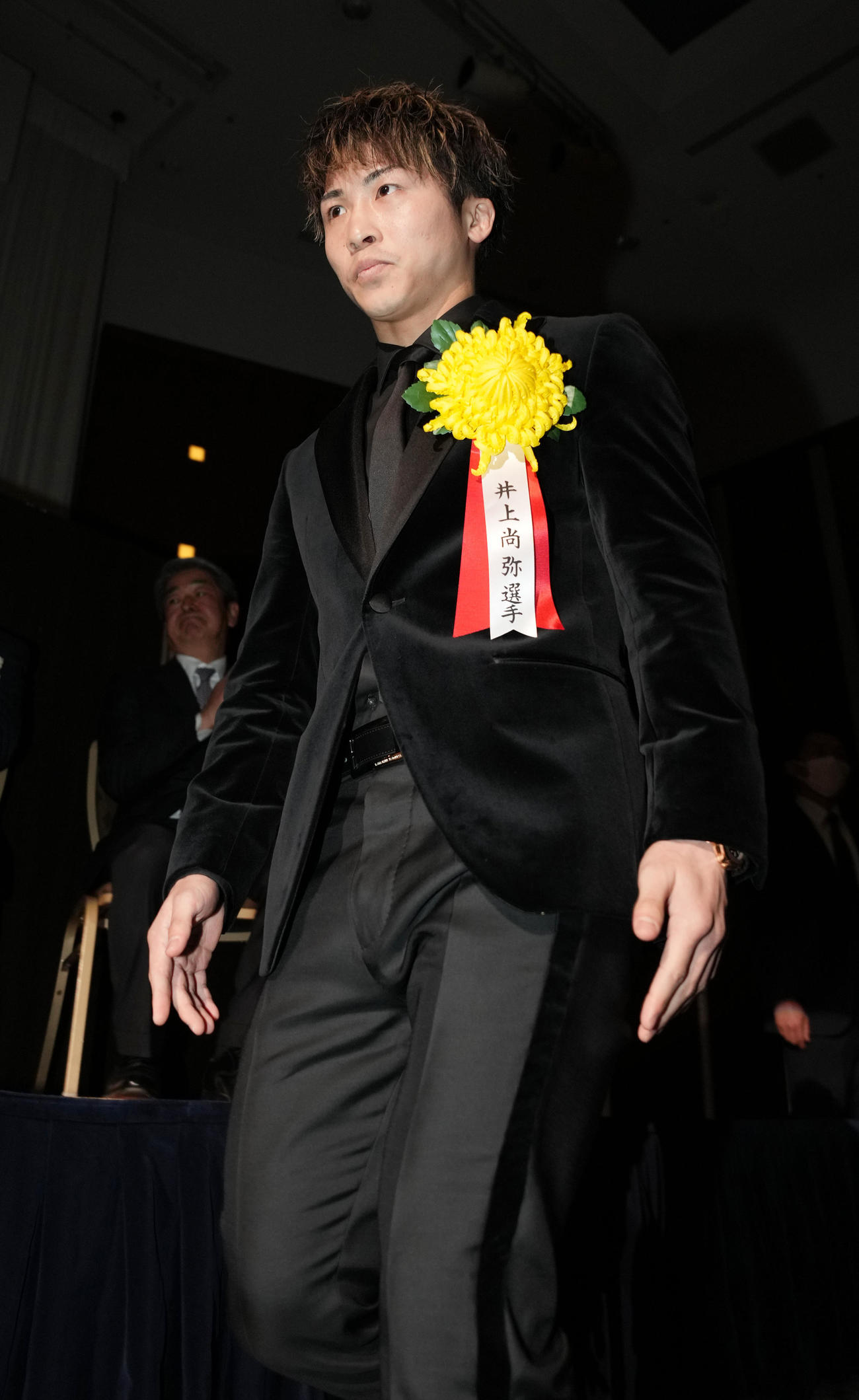 年間最優秀選手賞を受賞し、壇上に向かう井上尚（撮影・鈴木みどり）