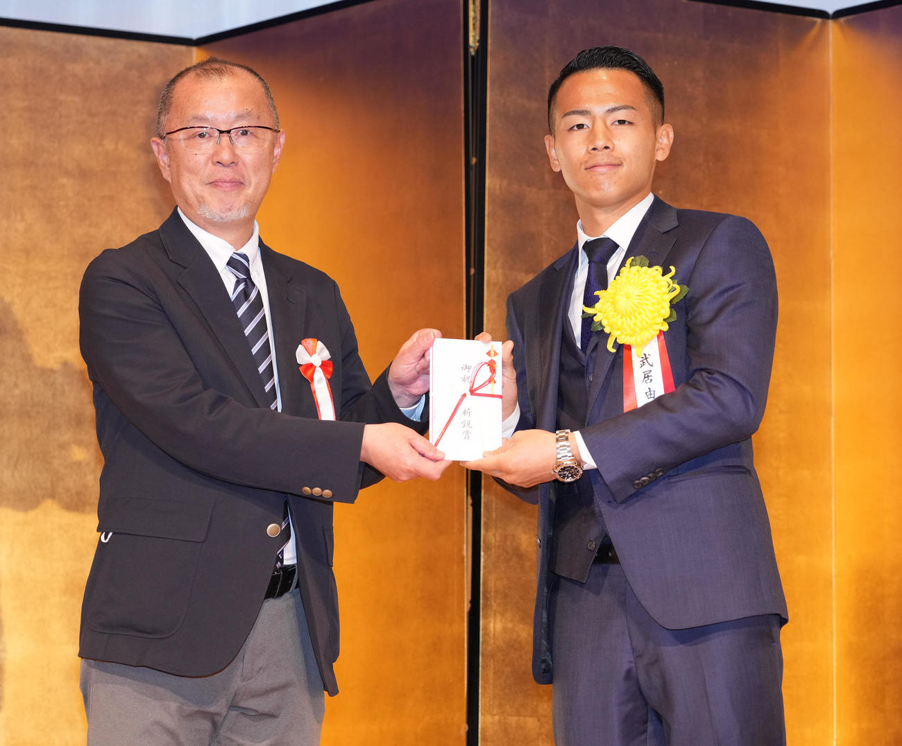 ボクシング22年度年間表彰　新鋭賞の武居由樹（右）に副賞を手渡す日刊スポーツ新聞社ビジネス開発部村上智部長（撮影・鈴木みどり）