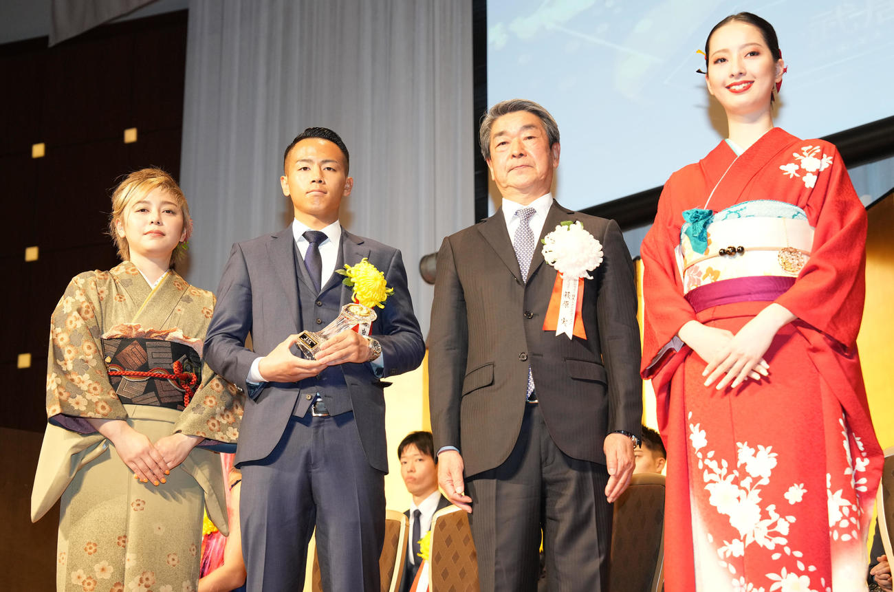 新鋭賞を受賞した武居（左から2人目）（撮影・鈴木みどり）