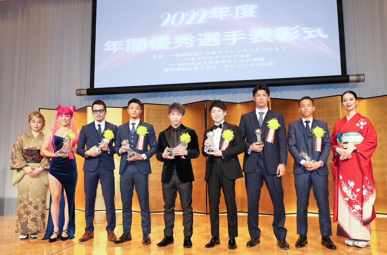 記念撮影に納まる選手達。左から2人目から女子最優秀選手賞の昼田、努力敢闘賞の阿部、殊勲賞の中谷、最優秀選手賞の井上尚、技能賞の寺地、年間最高試合賞の村田、新鋭賞の武居（撮影・鈴木みどり）