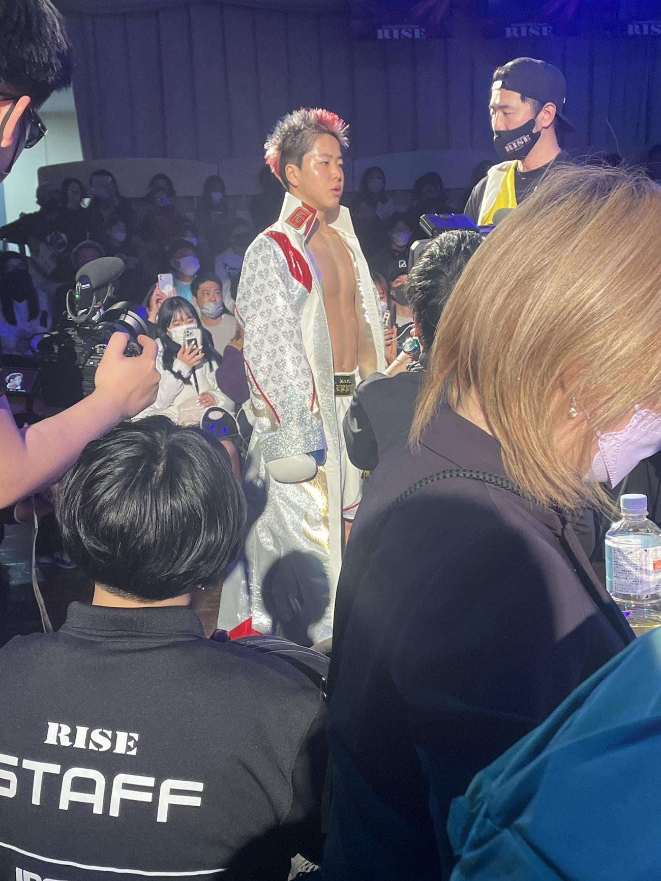 RISE166のフライ級51・5キロ以下トーナメント準決勝で敗れた那須川龍心（中央）