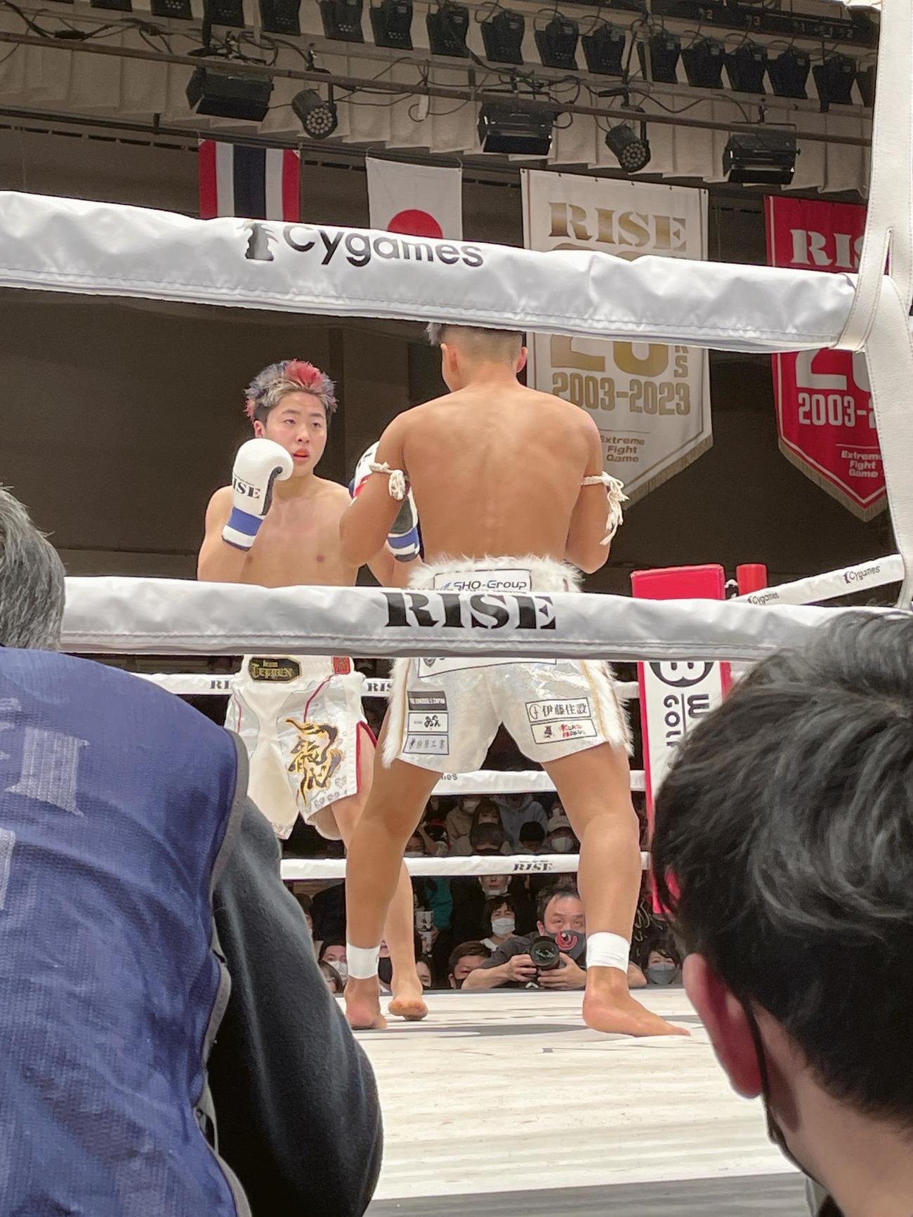 RISE166のフライ級51・5キロ以下トーナメント準決勝で敗れた那須川龍心（左）