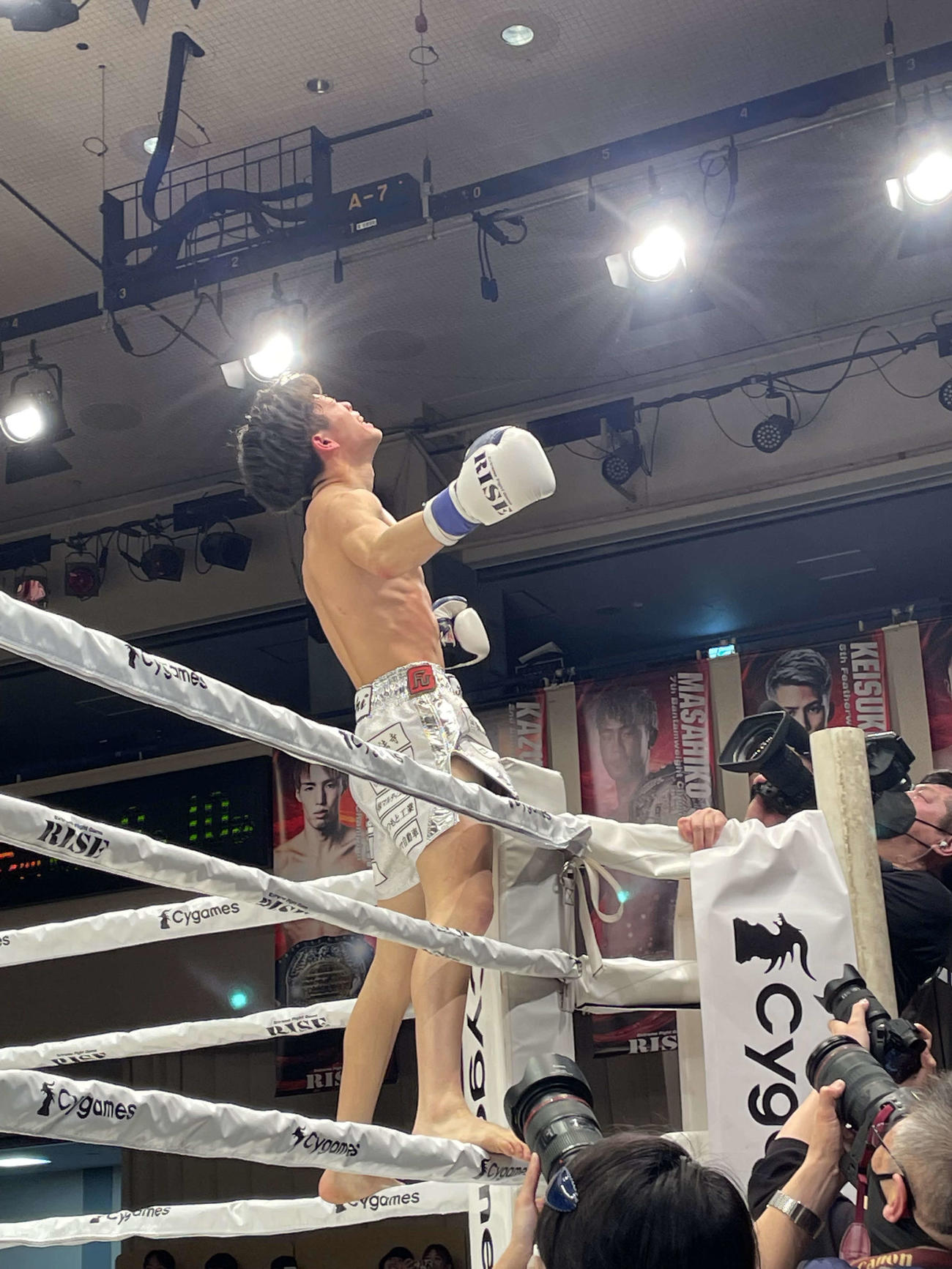 メインイベントとなったフライ級51・5キロ以下トーナメント決勝戦でKO勝利を飾り、コーナーでおたけびを上げる松本天志