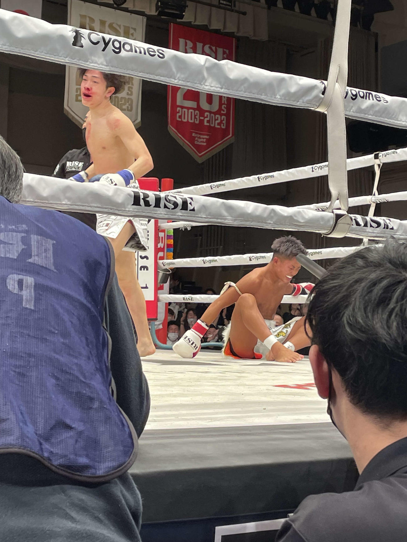 メインイベントとなったフライ級51・5キロ以下トーナメント決勝戦で塚本望夢からダウンを奪う松本天志（左）
