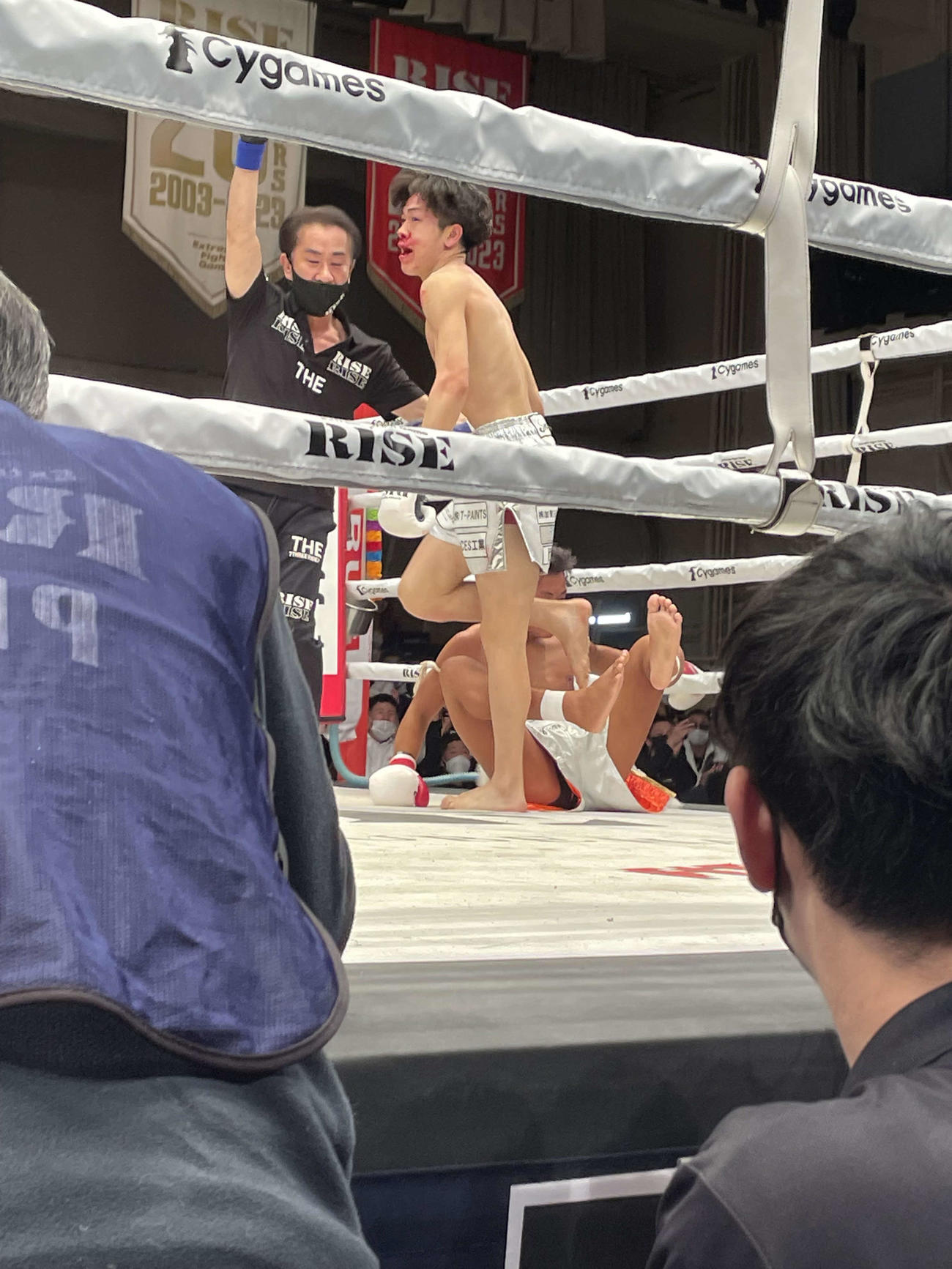 メインイベントとなったフライ級51・5キロ以下トーナメント決勝戦で塚本望夢からダウンを奪う松本天志（中央）