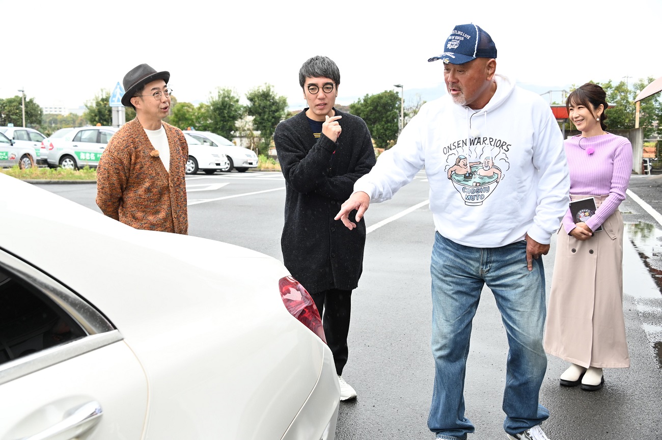 「愛車遍歴」に出演しおぎやはぎと愛車について語る武藤敬司さん（右から2人目）（C）BS日テレ